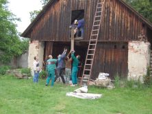 Brigáda - demolice stodoly